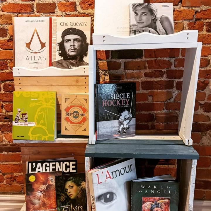 La Librairie Bouc Émissaire vend des livres de seconde main.